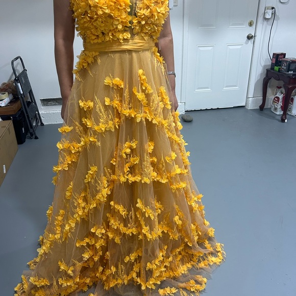 Luxury brands new dress is perfect for graduation, wedding or engagement. - Picture 7 of 7